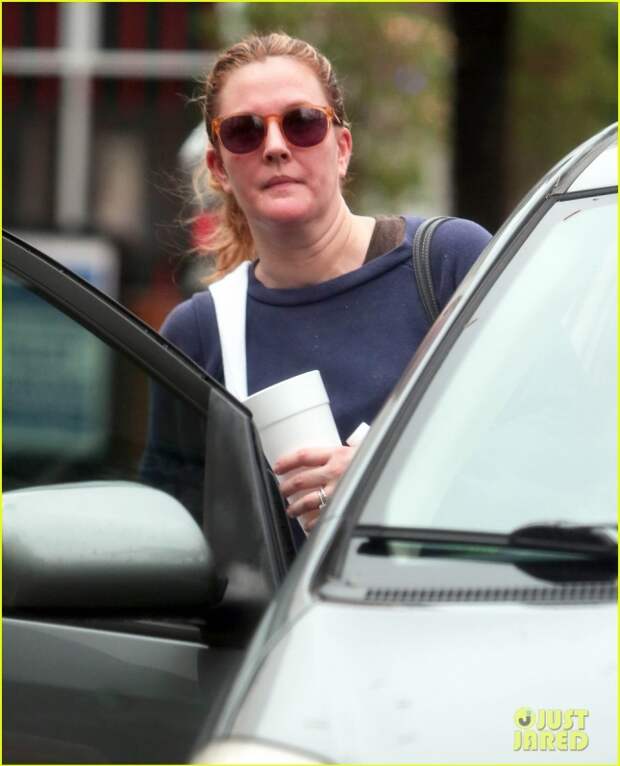 drew-barrymore-adjusts-sunglasses-02