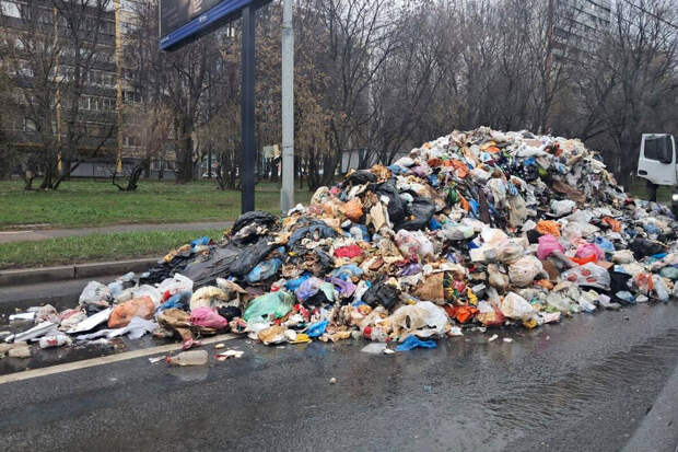 В Москве мусор заблокировал проезд для автомобилей