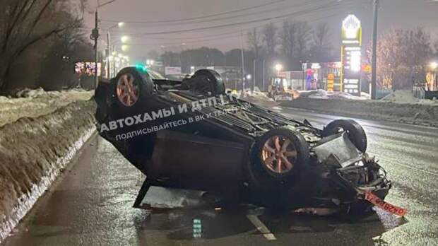 На улице Рязанской в Туле перевернулась машина