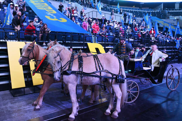Жириновский приехал на съезд ЛДПР на тройке лошадей