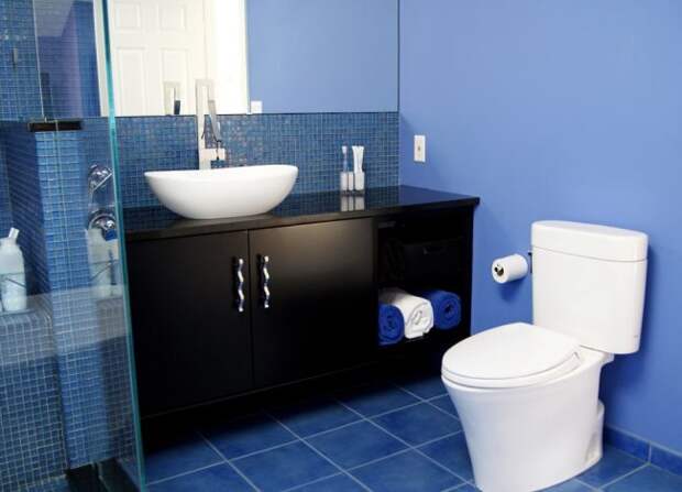 Синяя ванная комната: небольшая синяя ванная с темным мебельным гарнитуром и белоснежной сантехникой