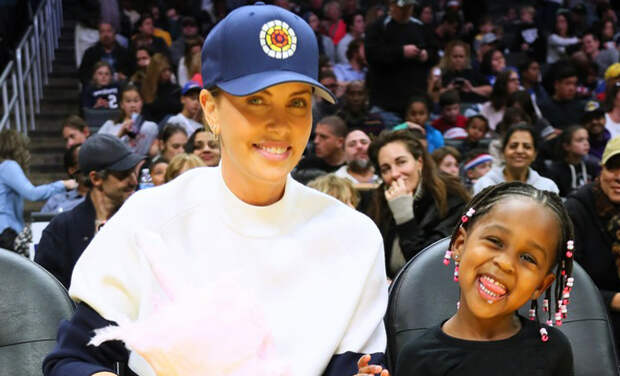 Ставки на спорт: Шарлиз Терон с детьми на баскетбольном матче