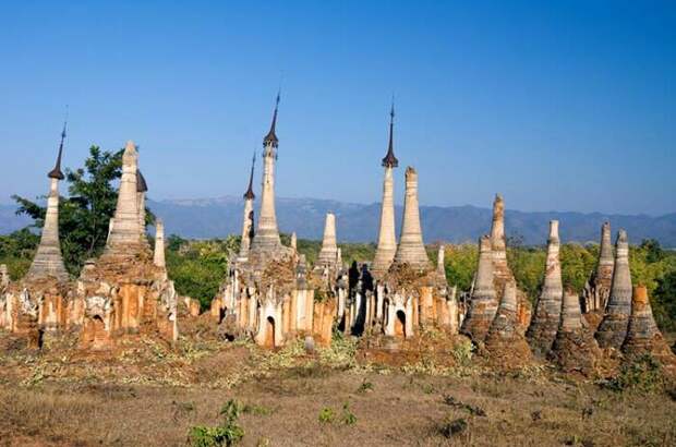 Неумелая реставрация лишь изуродовала древнейшие культовые структуры (Деревня Па-О, Мьянма). | Фото: renown-travel.com.