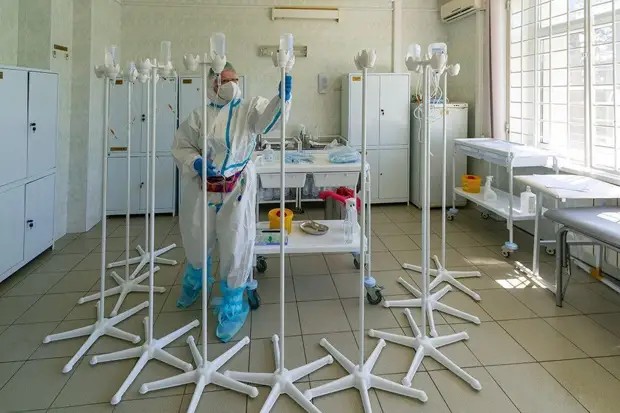 «Ъ»: в Москве начали увольнять медиков из ковидных госпиталей из-за снижения заболеваемости