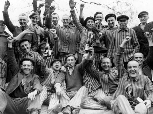 Освобожденные заключенные опустошили склады администрации лагеря и отпраздновали освобождение хорошим вином, Дахау, апрель 1945 года. вещи., время, история, люди, фото