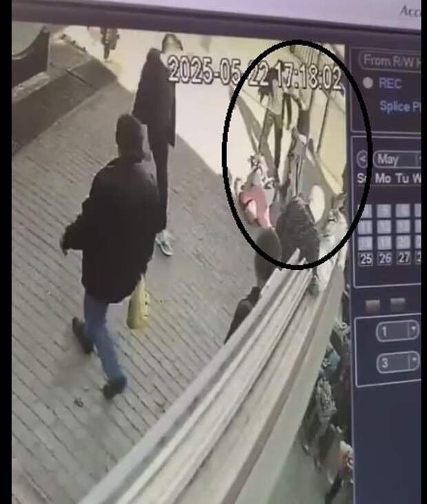 Скрин видео с тлг-канала "Русская Община ZOV". В 17.18 Олег уже лежал не двигаясь.