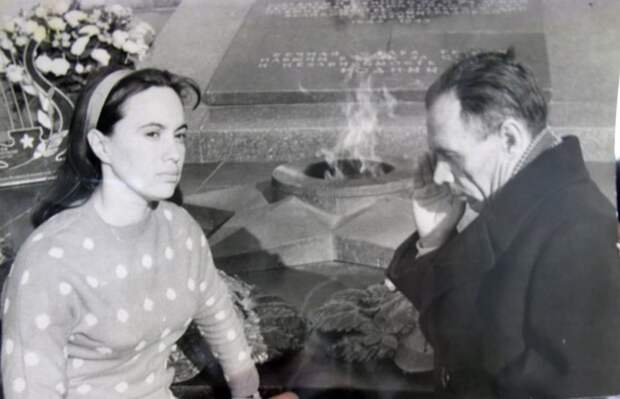 Зинаида Петровна Селезнева и Иван Филиппович Афанасьев у Вечного огня в Волгограде. 1960-е годы.