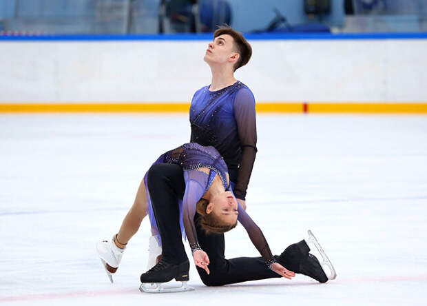 Мемориал Рабер. КМС. Ковязина и Мохов лидируют после короткой программы, Шешелева и Карнаухов, Сабада и Астахов — 3-и