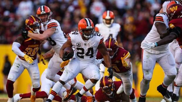 Cleveland Browns running back Nick Chubb accelerates through the hole.