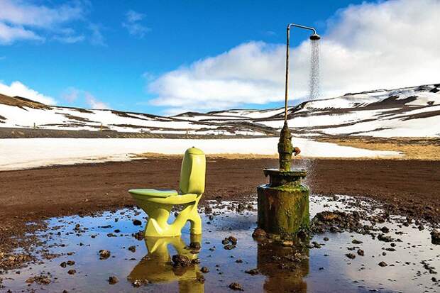 Общественный туалет под открытым небом возле геотермальной электростанции Крафла в Исландии. | Фото: bigpicture.ru.