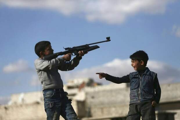 По данным ЮНИСЕФ, за прошлый год по меньшей мере 851 ребенок был вынужден участвовать в боевых действиях на стороне вооруженных группировок - это вдвое больше, чем годом ранее. война, дети, детство