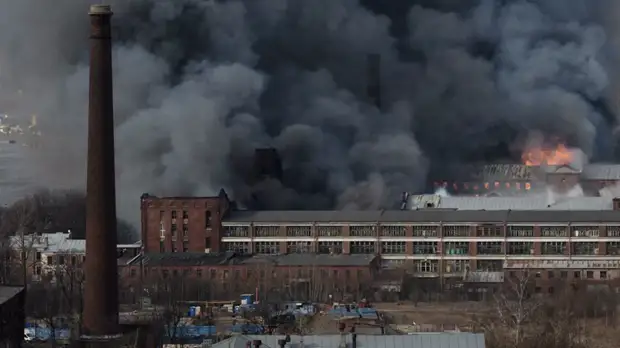Кровля горящей в Петербурге Невской мануфактуры обрушилась