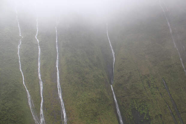 6890173534 144cd84e31 b Стена слез: водопад Хонокохау на Гавайях