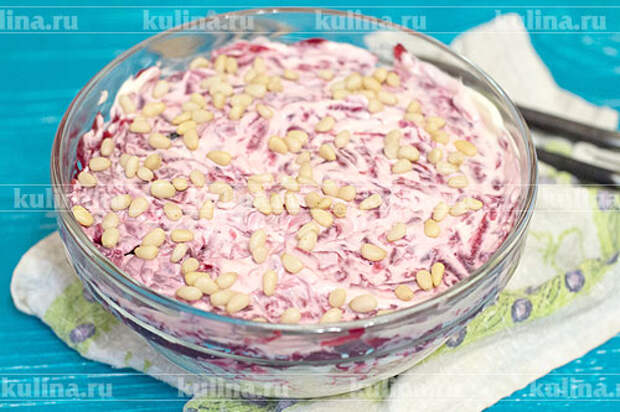 Посыпать салат орешками. 