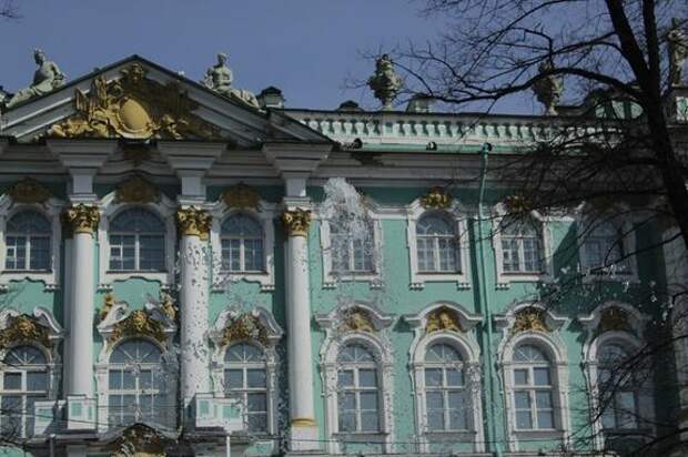 У Эрмитажа выстроилась огромная очередь на фоне бесплатного входа в Рождество