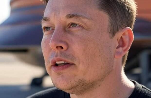 Что за красотка сопровождает Маска в России?