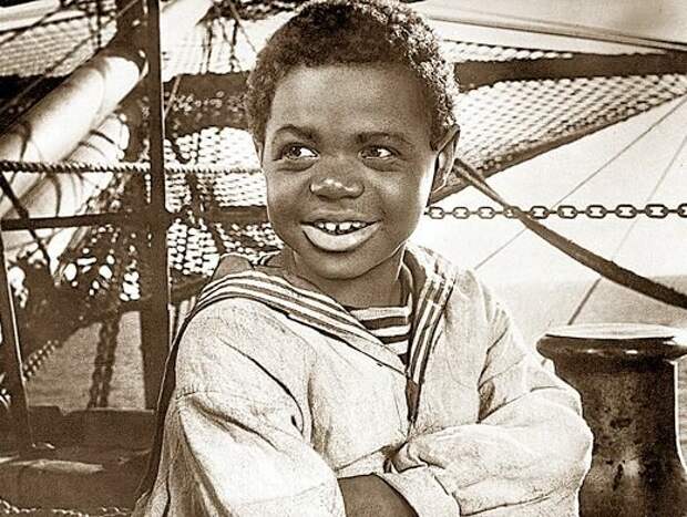 История жизни чернокожего мальчика исполнившего роль «Максимки»: «Когда Толя умирал, мама сидела и гладила его»