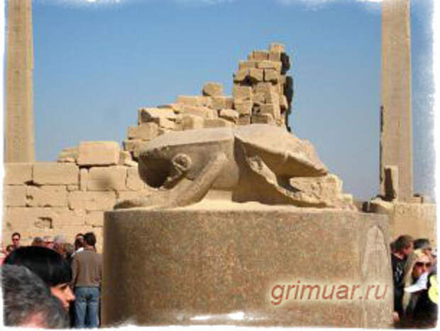 статуя скарабею в Люксоре