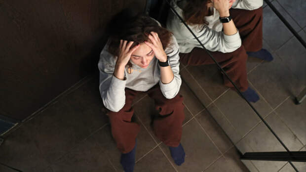 Бьет по сердцу и мозгу: врач сравнила вред одиночества с пачкой сигарет