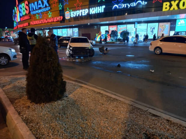 В Краснодаре произошло ДТП: не подъехать к одному из торговых центров