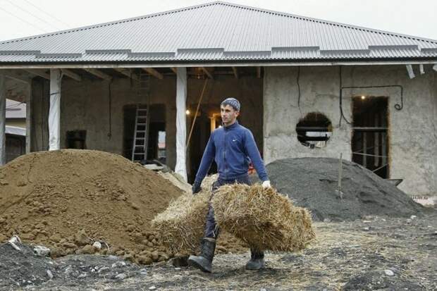 Владикавказский бизнесмен построил себе дом из соломы	