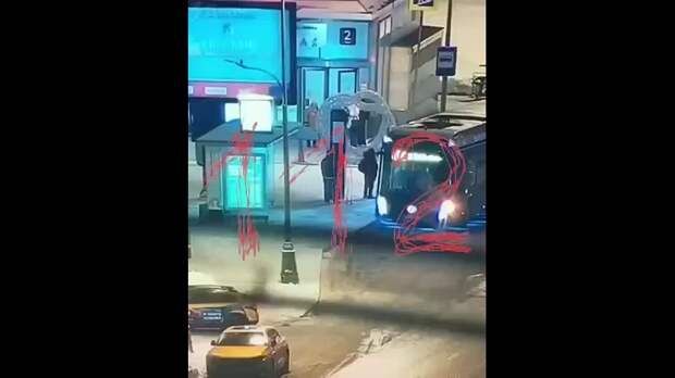 В Москве 17-летний подросток расстрелял из травмата троих дебоширов на остановке после конфликта в автобусе