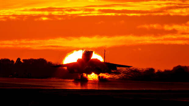 Фото красивее найти пожалуй, невозможно, хотя Су-27 смотрелся бы тоже неплохо)