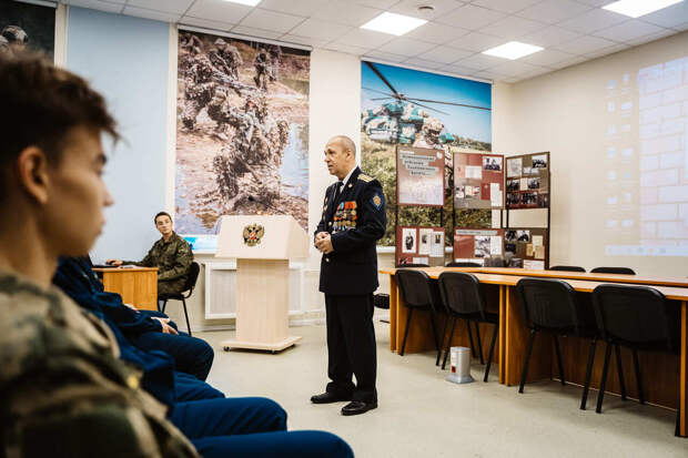 В Твери прошла встреча студентов тверских вузов с полковником запаса Владимиром Силантьевым