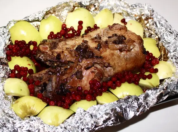 Утка. Рулет с яблоками и черносливом