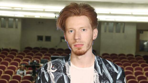 Вылитая Краснова: жаркие поцелуи Никиты Преснякова со стройной блондинкой попали на видео