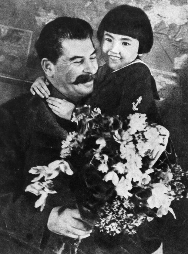После ареста Ардана Маркизова, с фотографии вымарали и арестованного с ним же Михея Ербанова (см. фото выше), а девочку стали подписывать как Мамлакат Нахангова.