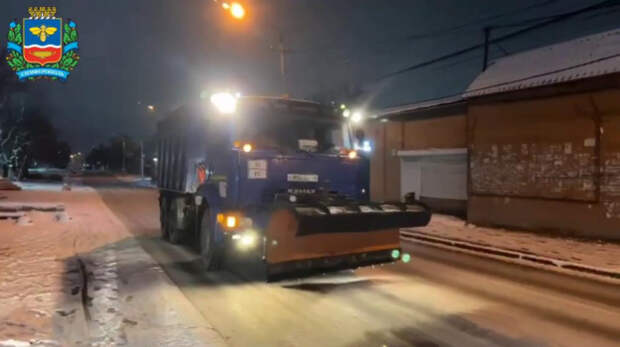 Дорожная техника вышла на улицы Симферополя из-за снегопада