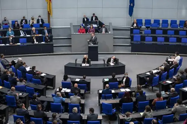 Немецкий бундестаг поддержал поставки тяжелого вооружения Украине