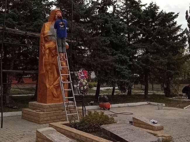 Под прицелом ВСУ: как восстанавливали памятник на братской могиле
