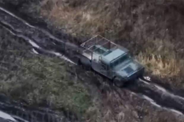 Вспыхнувший гигантским костром американский Humvee