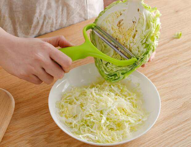 Верный способ тонко нарезать капусту, не используя нож или терку для шинкования