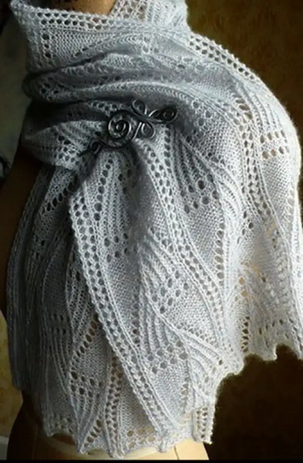 Вязанный ажурный шарф спицами