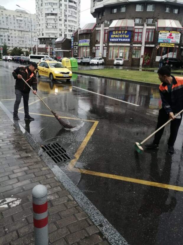 Фото дня: коммунальщики борются с последствиями ливня