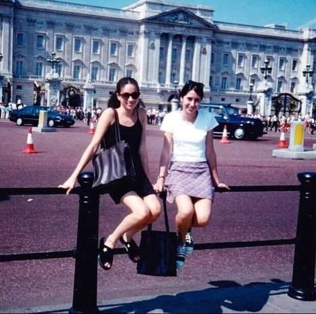 Меган Маркл позирует перед Букингемским дворцом, Лондон, 1996 год.