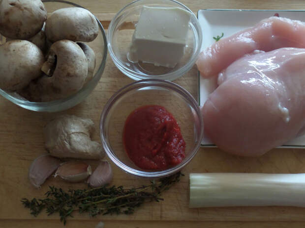 Рецепт на выходные: Куриная грудка с шампиньонами в пряном томатном соусе с брынзой