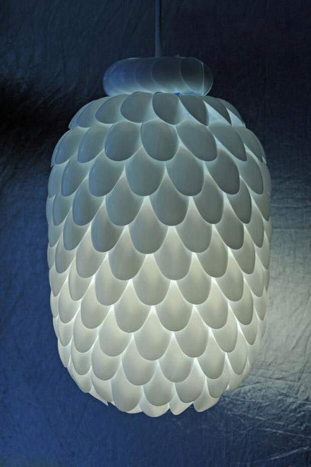 лампа из пластиковых ложек