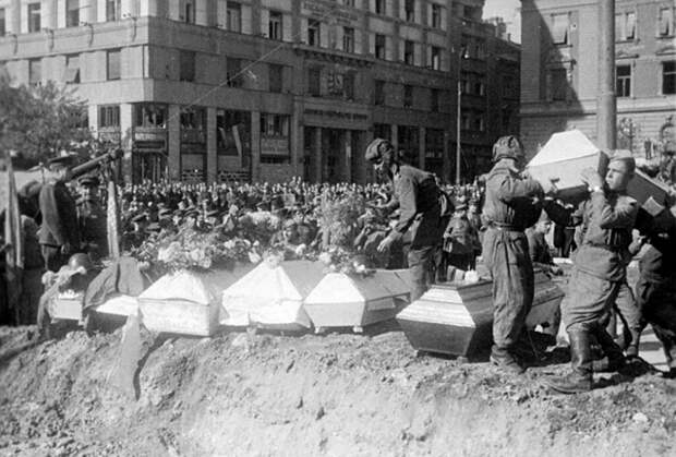 Похороны советских солдат, павших при освобождении Белграда. 1944