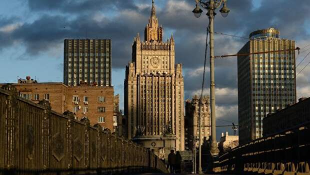 Вид на здание Министерства иностранных дел Российской Федерации с Бородинского моста в Москве. Архивное фото Вид на здание Министерства иностранных дел Российской Федерации с Бородинского моста в Москве. Архивное фото