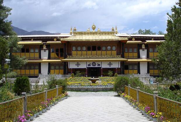 Дворец Норбулинка на протяжении 200 лет служил летней резиденцией Далай-лам. Именно из расположенного в западной части Лхасы дворца Норбулинка 17 марта 1959 года после неудачи антикитайского восстания бежал Далай-лама XIV. 