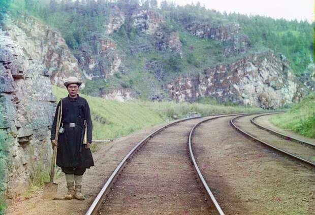 Работник Транс-Сибирской железной дороги недалеко от города Усть-Катав на реке Юрюзань в 1910 году. (Prokudin-Gorskii Collection/LOC) империя., путешествия, цветное фото