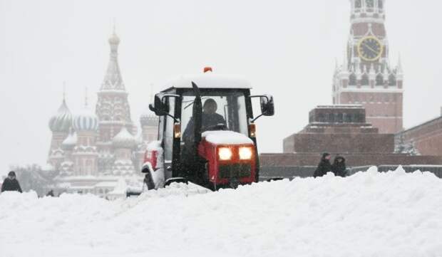 Городские службы Москвы продолжают работать круглосуточно из-за снегопада