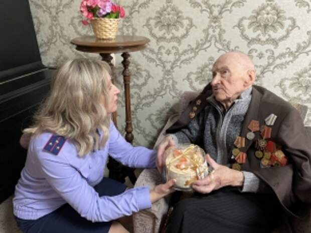 Следователи поздравили со 100-летним юбилеем ветерана Великой Отечественной войны