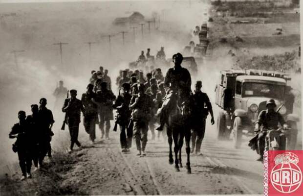 Пыль дорог России негативно сказывалась не только на органах дыхания немецких солдат, но и на двигателях автомобилей