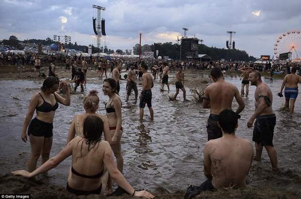Грандиозный неформальный фестиваль Woodstock длится 3 дня, ежегодно собирает более 500 000 человек со всей Европы и продвигает "разнообразие и терпимость" Фестиваль, весело, концерт, купание, музыка, отрыв, рок, фото