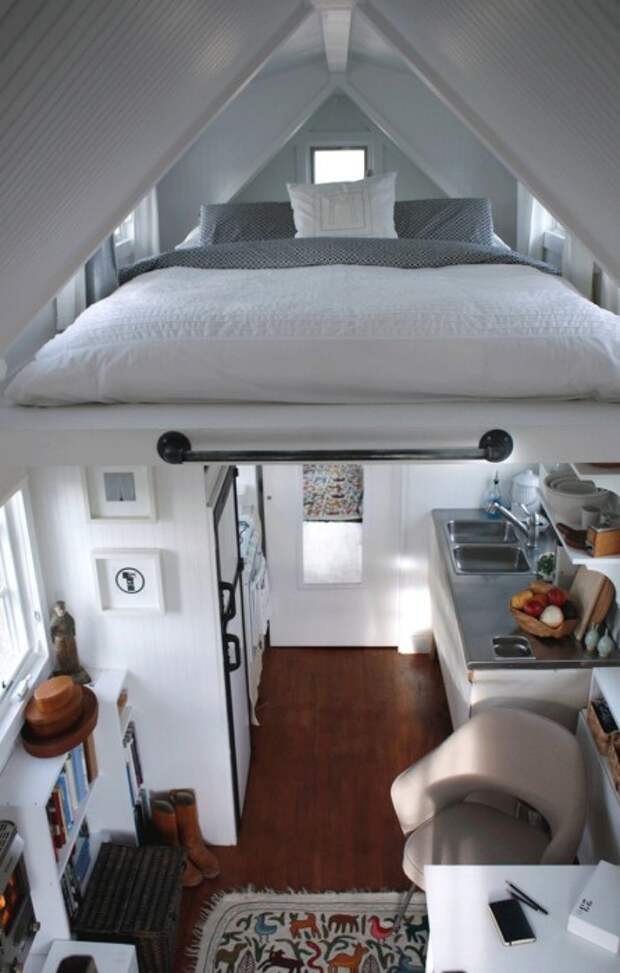 Подвесная кровать — оптимальное решение для квартиры под крышей. /Фото: theownerbuildernetwork.co